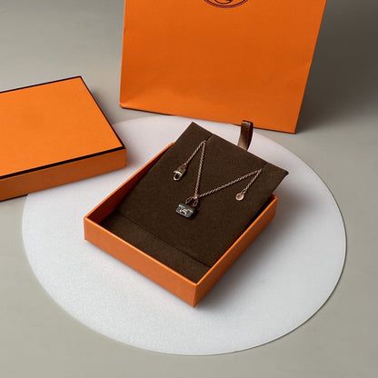 [Camiery]CONSTANCE BLACK PEDANT PINK GOLD NECKLACE