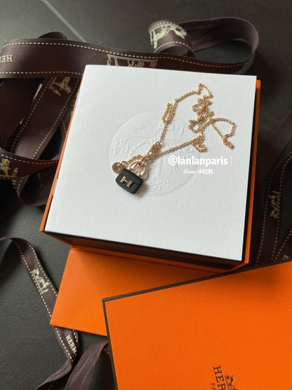 [Camiery]CONSTANCE BLACK PEDANT PINK GOLD NECKLACE