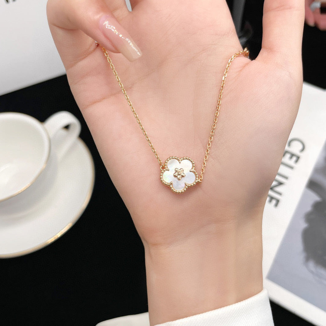 [Camiery]LUCKY  WHITE MOP  PLUM BLOSSOM NECKLACE