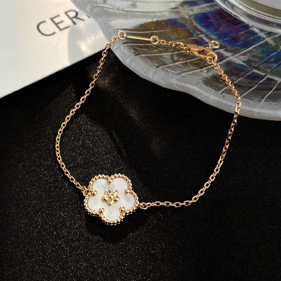 [Camiery]LUCKY WHITE MOP PLUM BLOSSOM  BRACELET