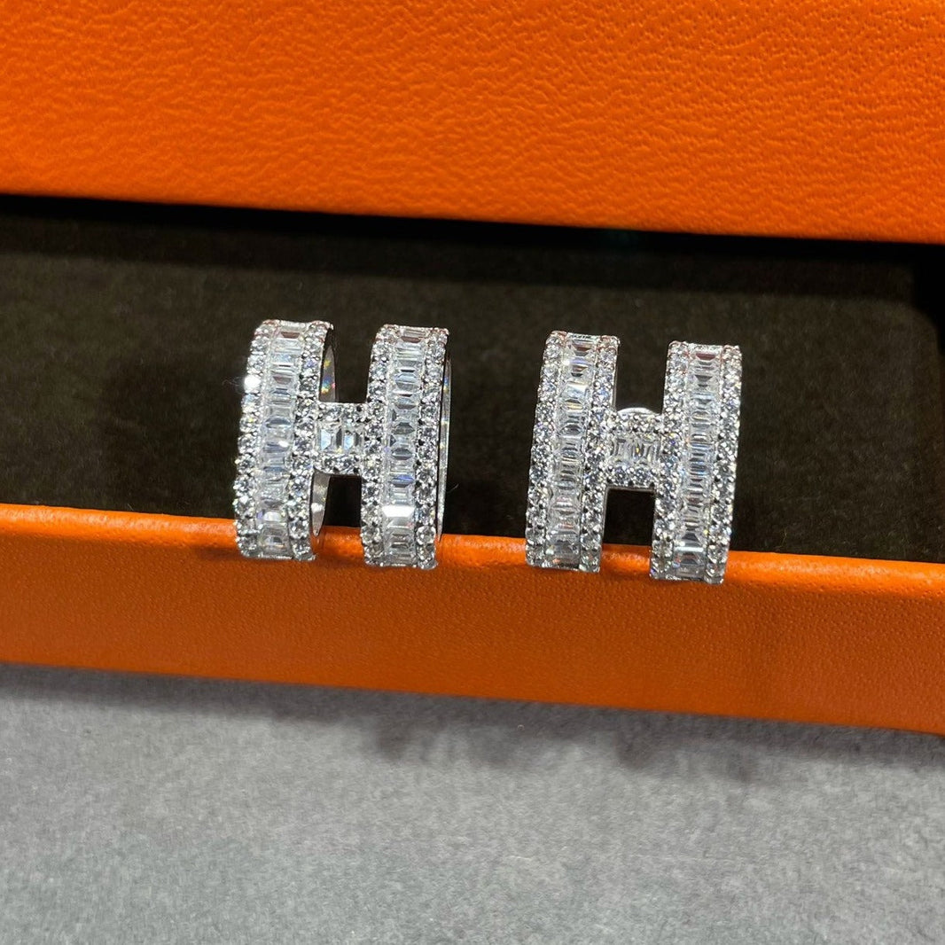[Camiery]H STUD EARRINGS WITH SILVER DIAMONDS