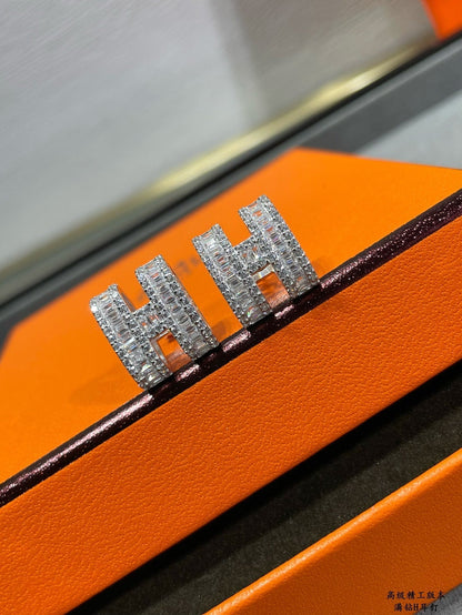 [Camiery]H STUD EARRINGS WITH SILVER DIAMONDS